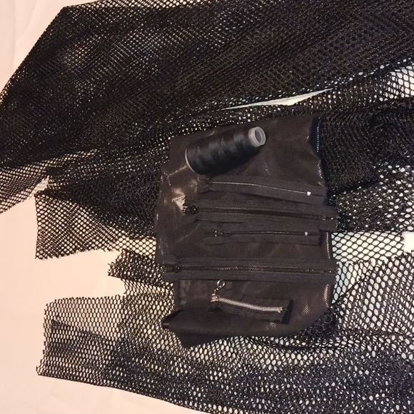 BLACK fabric, thread & zippers bundle - Picture 1 of 3